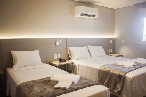 Descubra as acomodações de luxo do Hotel San Marinho. Escolha entre nossas categorias de apartamentos Luxo, Super Luxo e Suíte, todos equipados com Smart 4K TV, frigobar e ar condicionado Split. Visite o Grando Restaurantt e desfrute da culinária italiana e regional. Reserve agora!