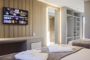 Descubra as acomodações de luxo do Hotel San Marinho. Escolha entre nossas categorias de apartamentos Luxo, Super Luxo e Suíte, todos equipados com Smart 4K TV, frigobar e ar condicionado Split. Visite o Grando Restaurantt e desfrute da culinária italiana e regional. Reserve agora!