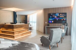 Acomodações de luxo, Hotel San Marinho, apartamentos Luxo, Super Luxo, Suíte, Smart 4K TV, frigobar, ar condicionado Split, persianas automáticas, isolamento térmico e acústico, conforto e comodidade.