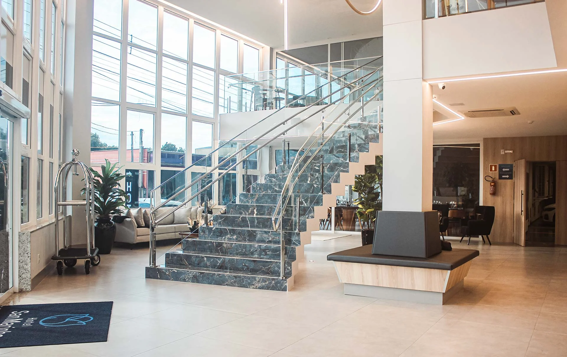 Descubra o Hotel San Marinho em União da Vitória, com fácil acesso pelas rodovias BR-153 e PR-476. Oferecemos uma experiência única e exclusiva em nossas 74 suítes de design acolhedor. Reserve agora e vivencie o verdadeiro significado de exclusividade e sofisticação.